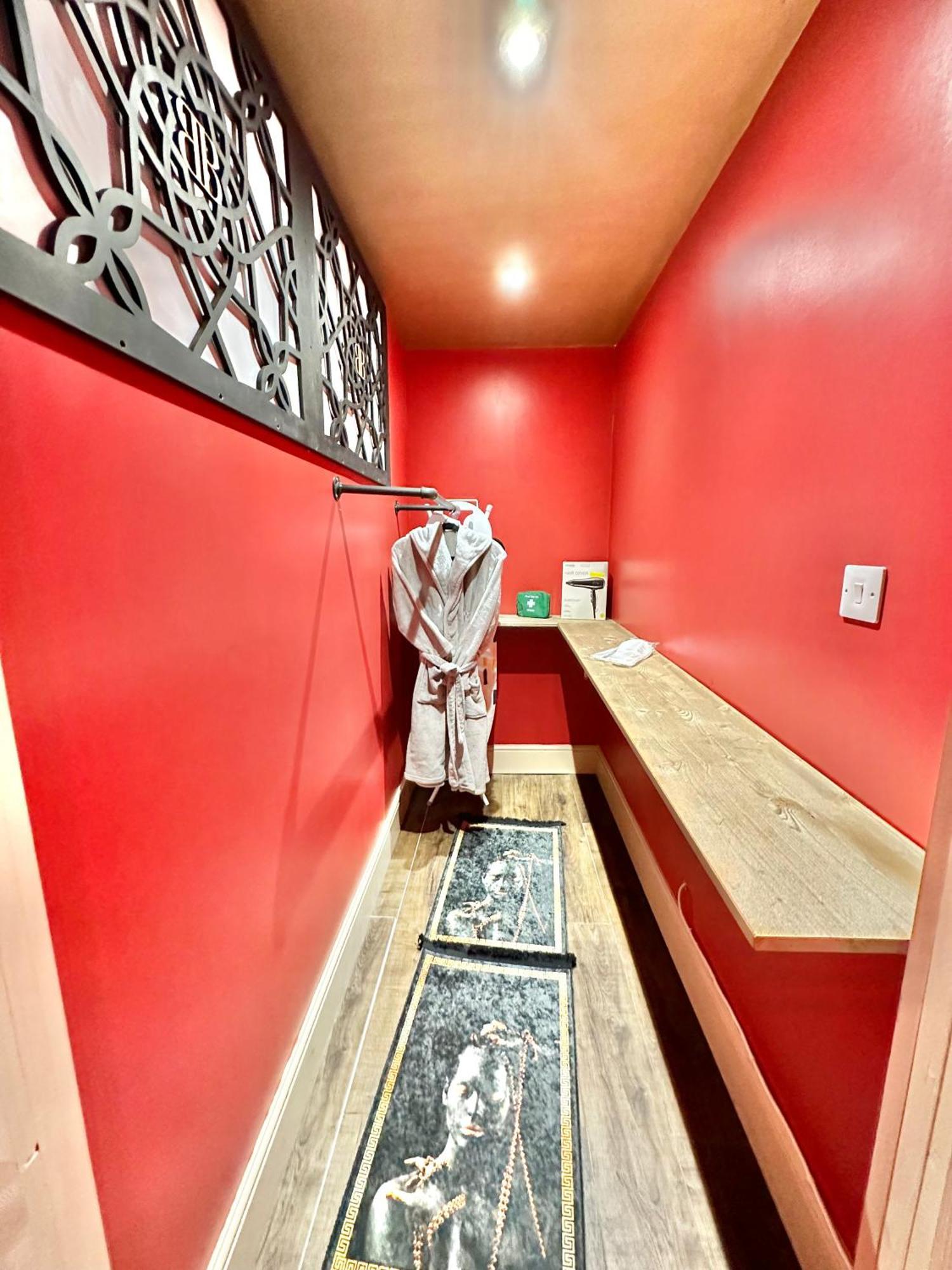 Beyond - Romantic Basement Apartment - Close To Beach - With Parking บอร์นมัธ ภายนอก รูปภาพ