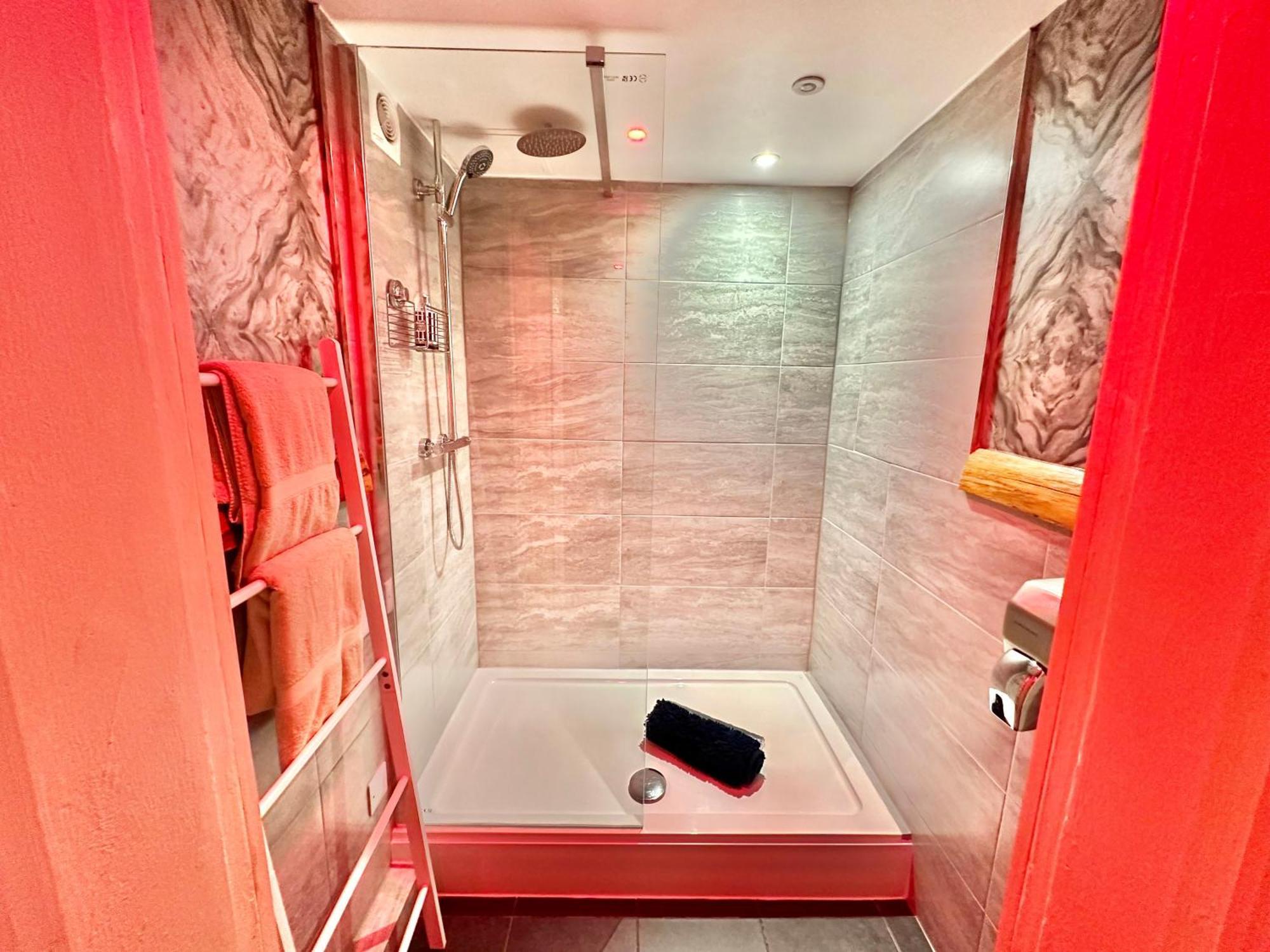 Beyond - Romantic Basement Apartment - Close To Beach - With Parking บอร์นมัธ ภายนอก รูปภาพ