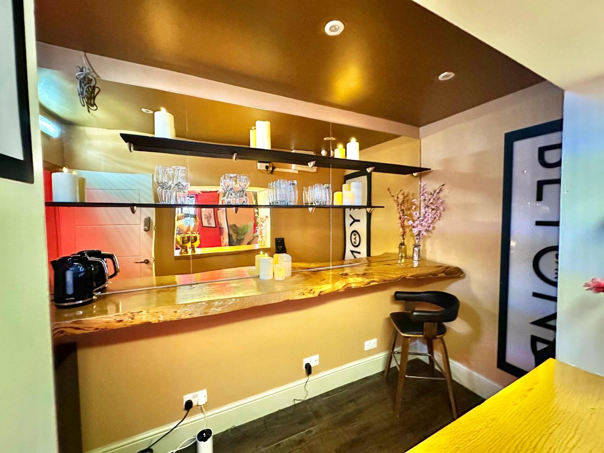 Beyond - Romantic Basement Apartment - Close To Beach - With Parking บอร์นมัธ ภายนอก รูปภาพ