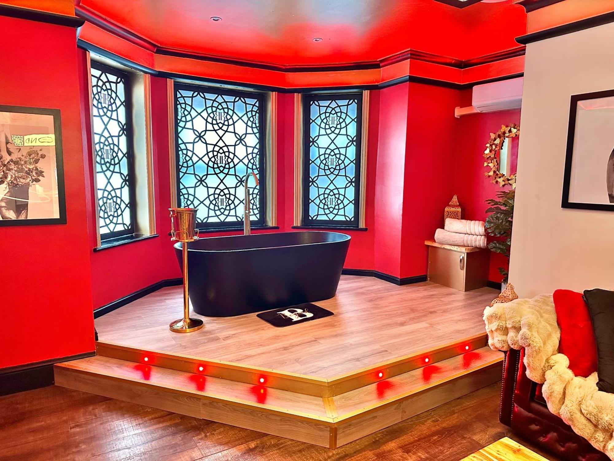 Beyond - Romantic Basement Apartment - Close To Beach - With Parking บอร์นมัธ ภายนอก รูปภาพ