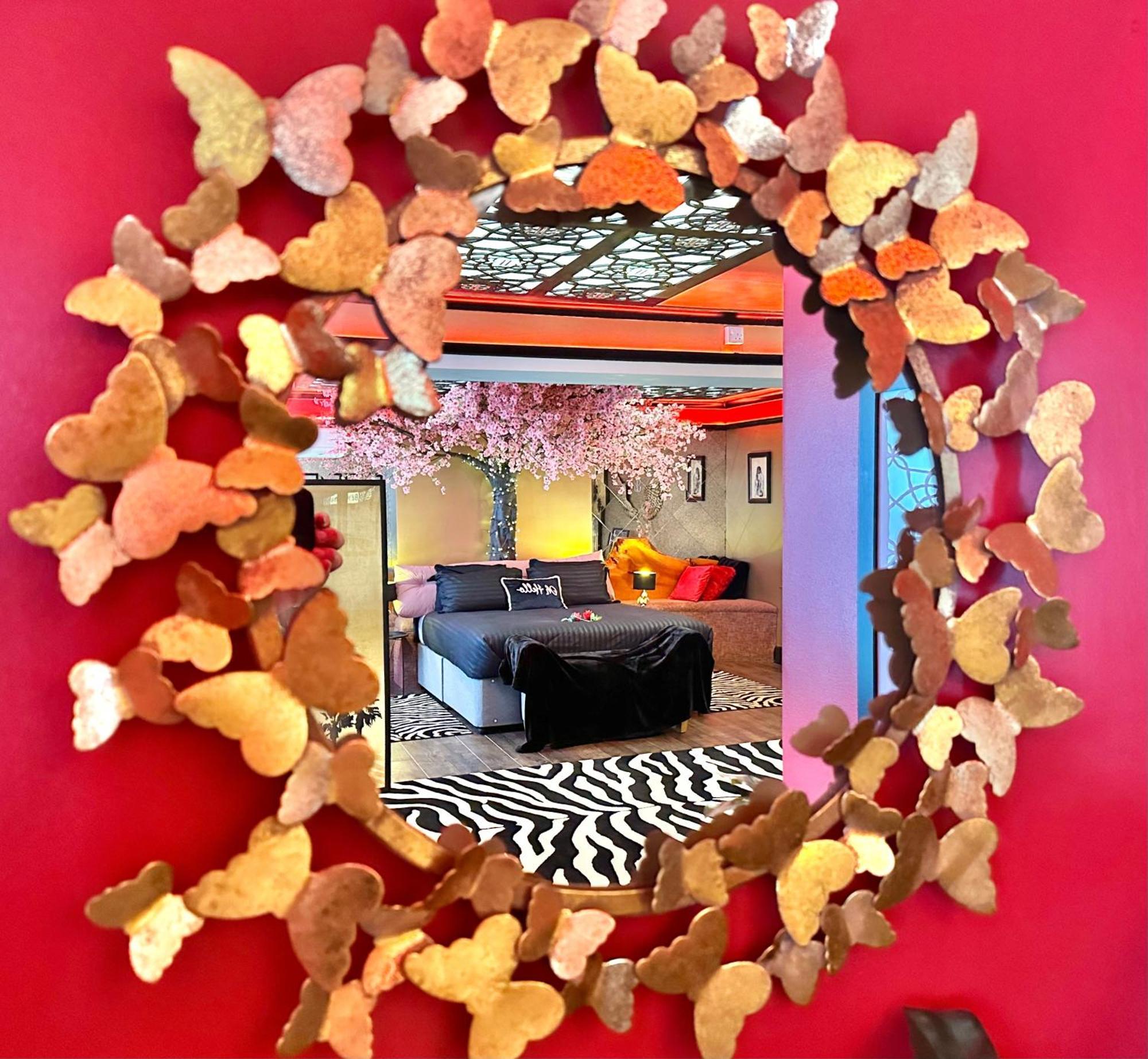 Beyond - Romantic Basement Apartment - Close To Beach - With Parking บอร์นมัธ ภายนอก รูปภาพ