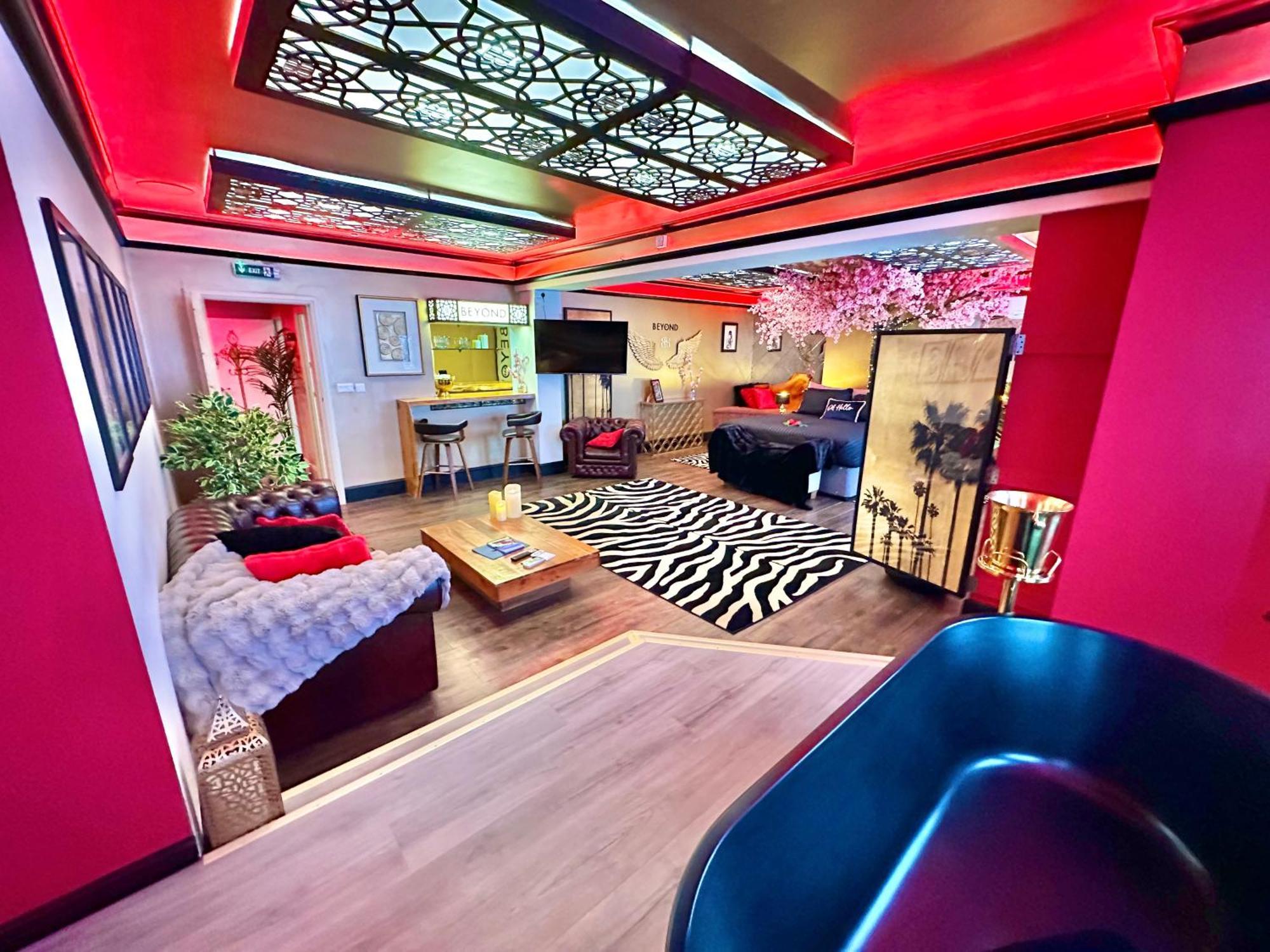 Beyond - Romantic Basement Apartment - Close To Beach - With Parking บอร์นมัธ ภายนอก รูปภาพ