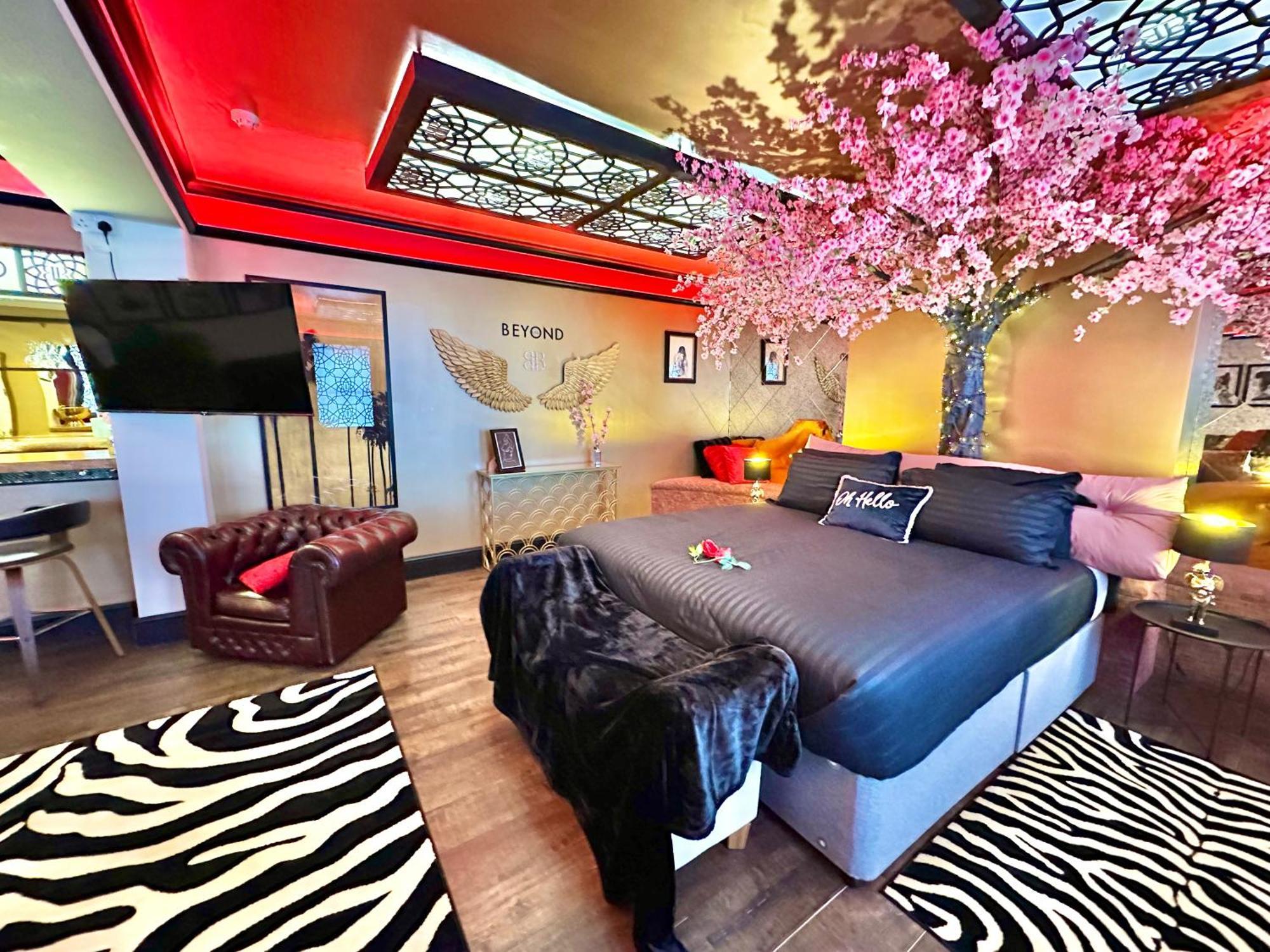 Beyond - Romantic Basement Apartment - Close To Beach - With Parking บอร์นมัธ ภายนอก รูปภาพ