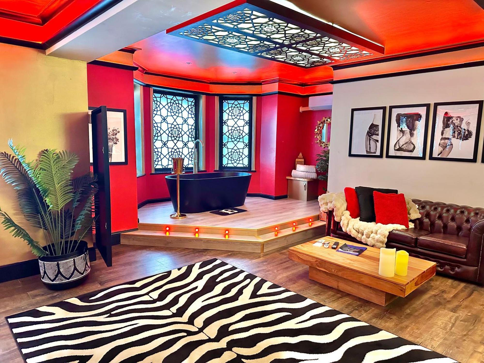 Beyond - Romantic Basement Apartment - Close To Beach - With Parking บอร์นมัธ ภายนอก รูปภาพ