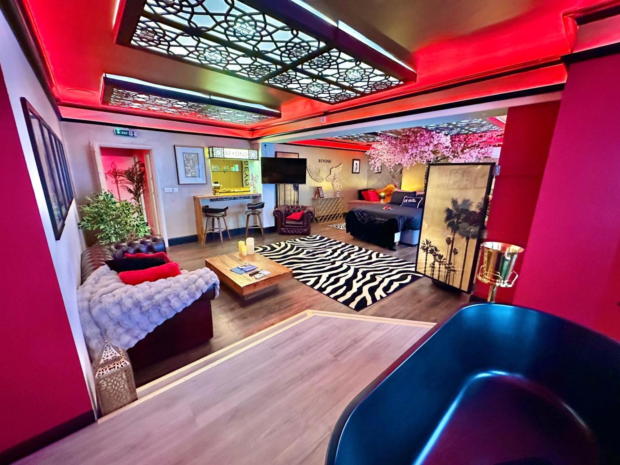 Beyond - Romantic Basement Apartment - Close To Beach - With Parking บอร์นมัธ ภายนอก รูปภาพ