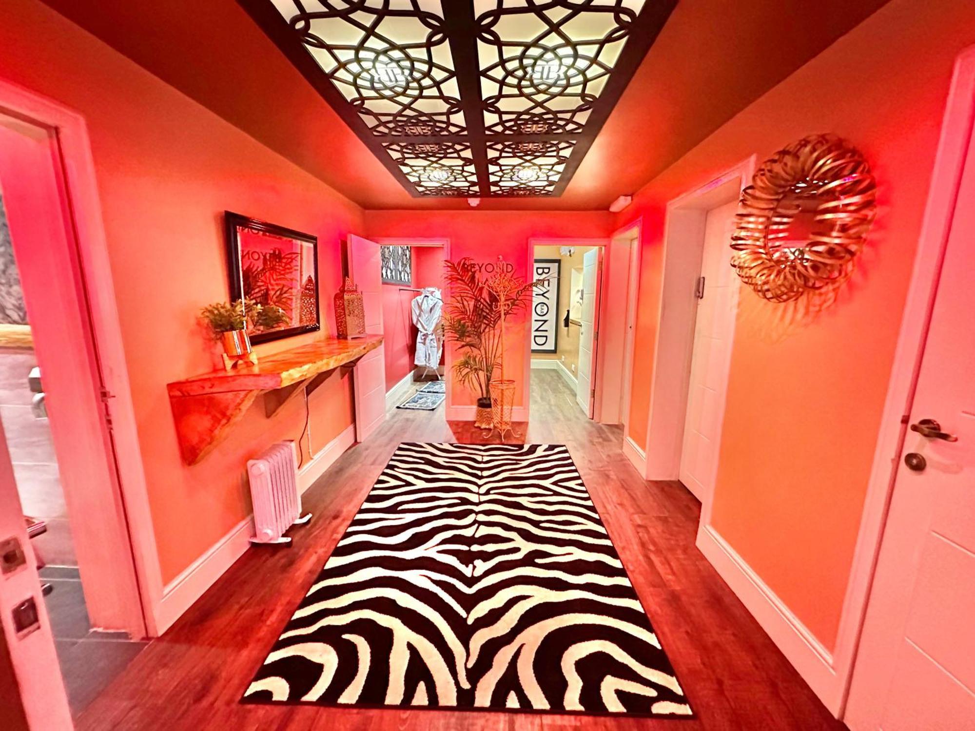 Beyond - Romantic Basement Apartment - Close To Beach - With Parking บอร์นมัธ ภายนอก รูปภาพ