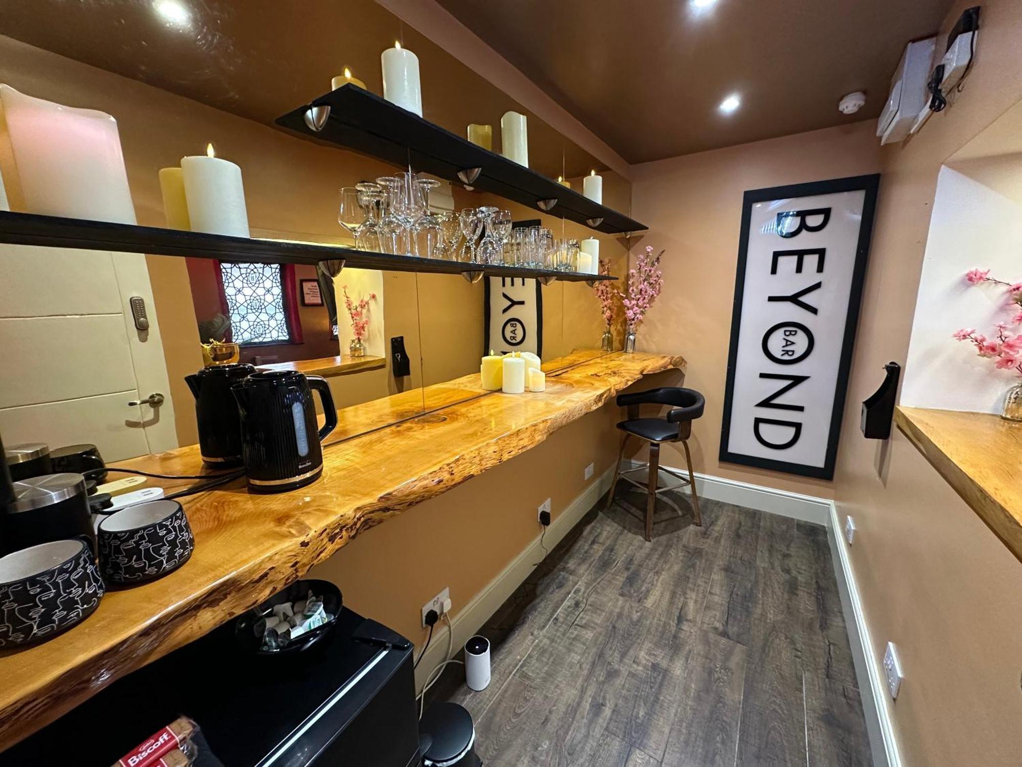 Beyond - Romantic Basement Apartment - Close To Beach - With Parking บอร์นมัธ ภายนอก รูปภาพ