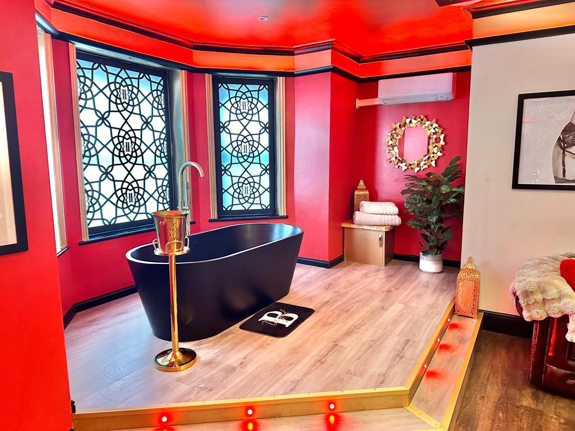 Beyond - Romantic Basement Apartment - Close To Beach - With Parking บอร์นมัธ ภายนอก รูปภาพ