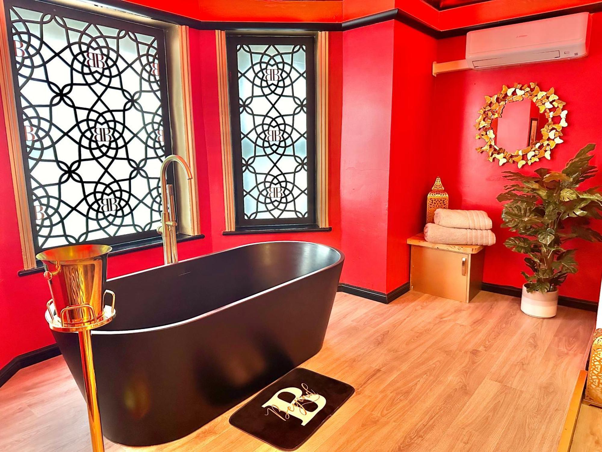 Beyond - Romantic Basement Apartment - Close To Beach - With Parking บอร์นมัธ ภายนอก รูปภาพ