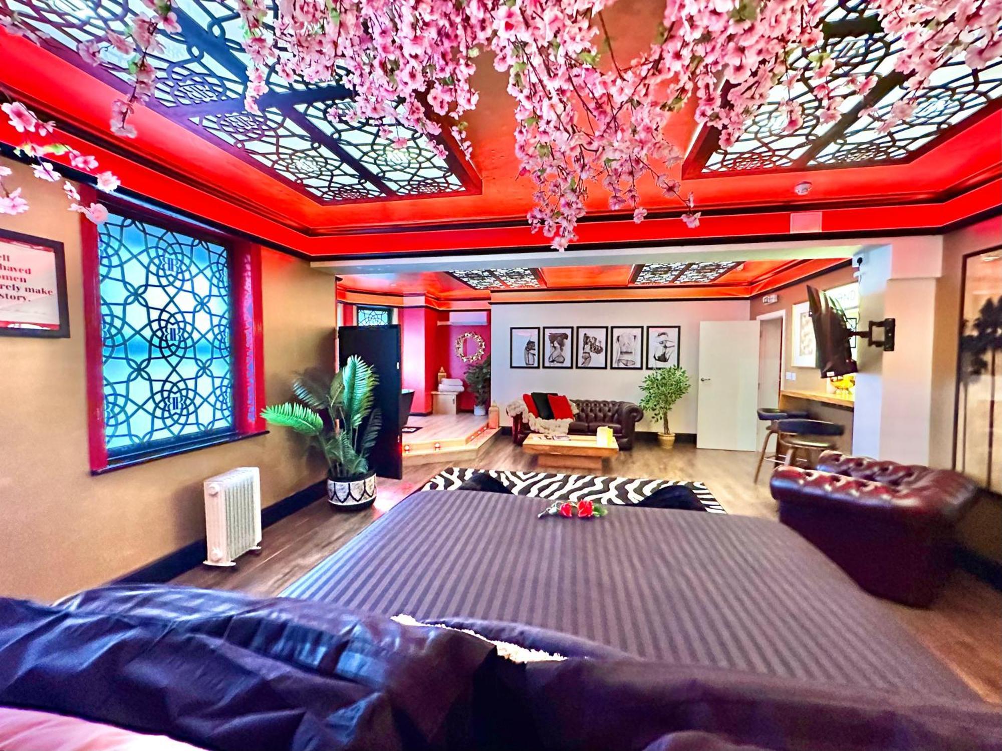 Beyond - Romantic Basement Apartment - Close To Beach - With Parking บอร์นมัธ ภายนอก รูปภาพ