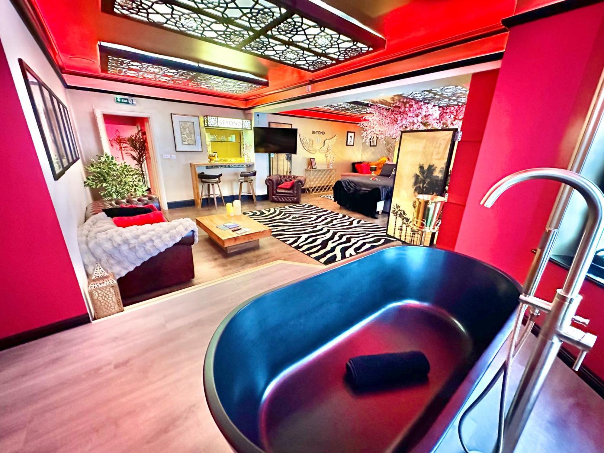 Beyond - Romantic Basement Apartment - Close To Beach - With Parking บอร์นมัธ ภายนอก รูปภาพ