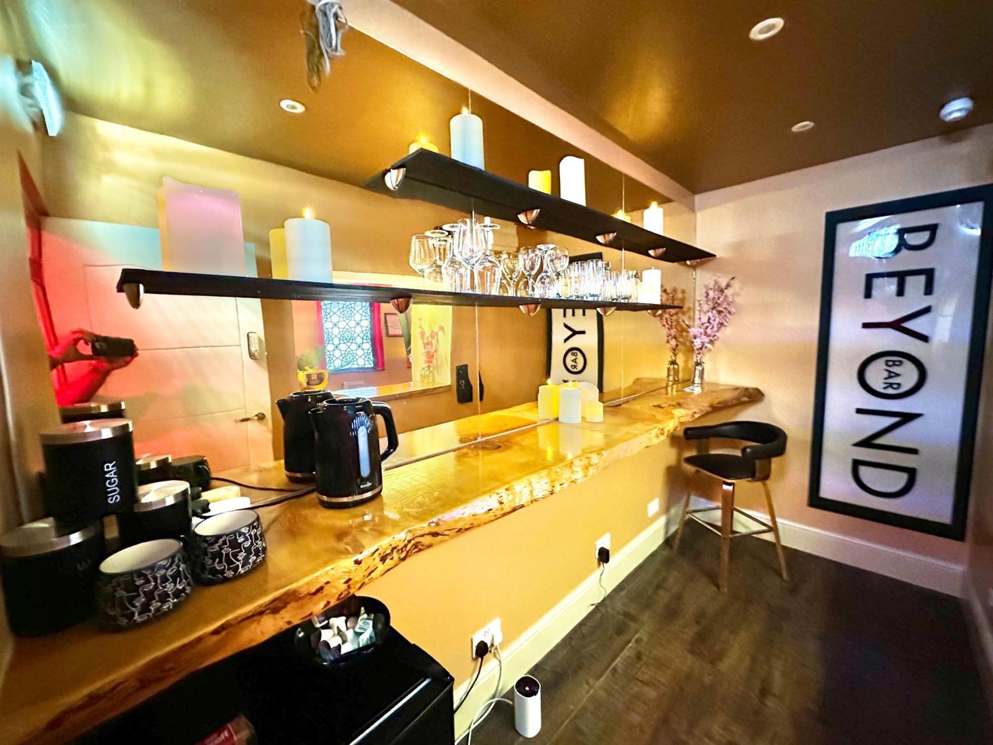 Beyond - Romantic Basement Apartment - Close To Beach - With Parking บอร์นมัธ ภายนอก รูปภาพ