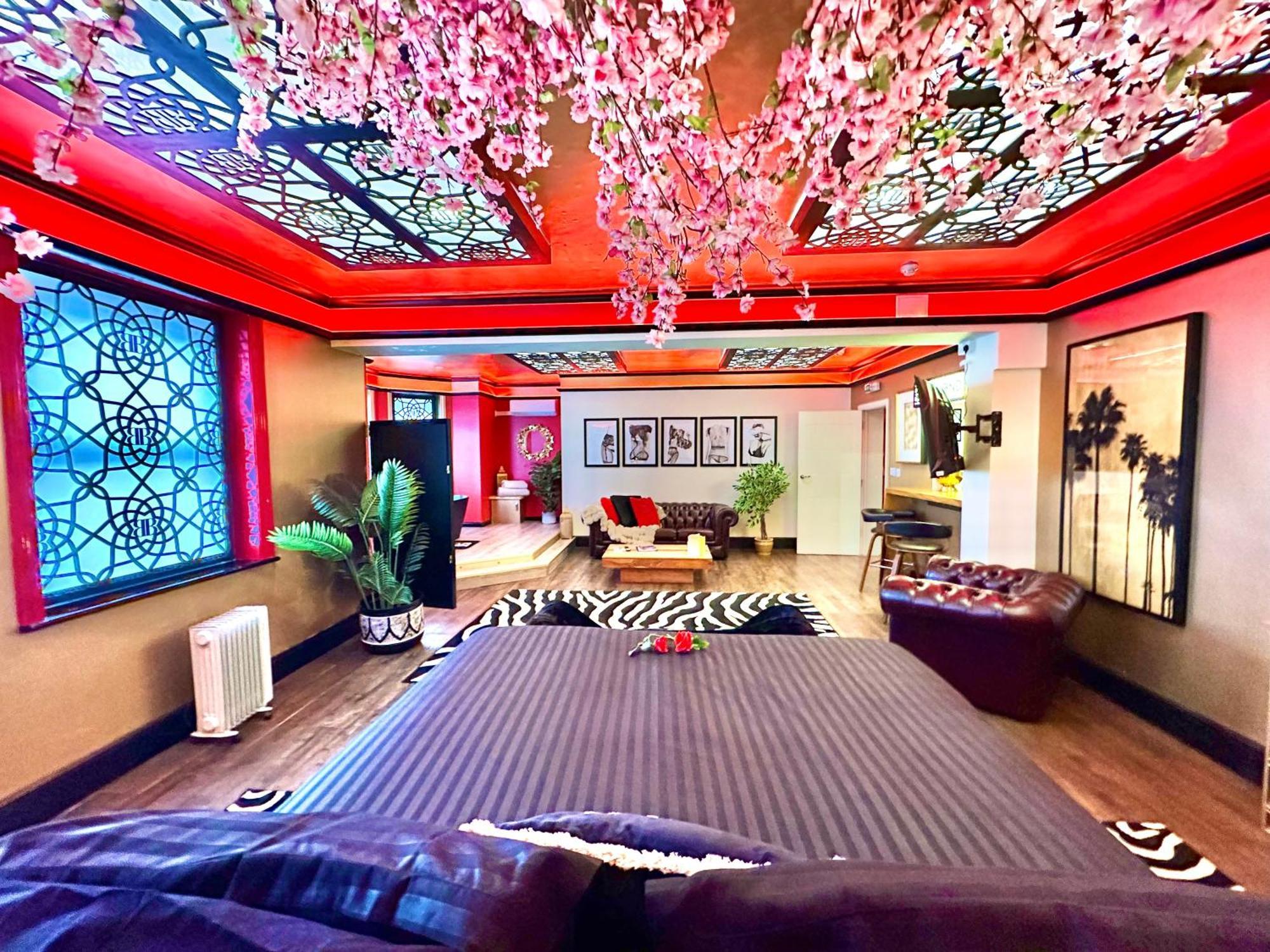 Beyond - Romantic Basement Apartment - Close To Beach - With Parking บอร์นมัธ ภายนอก รูปภาพ